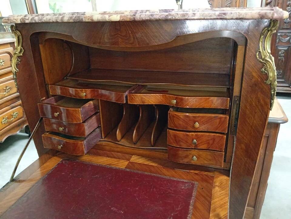 Important Louis XV secretary, in floral marquetry and rich.