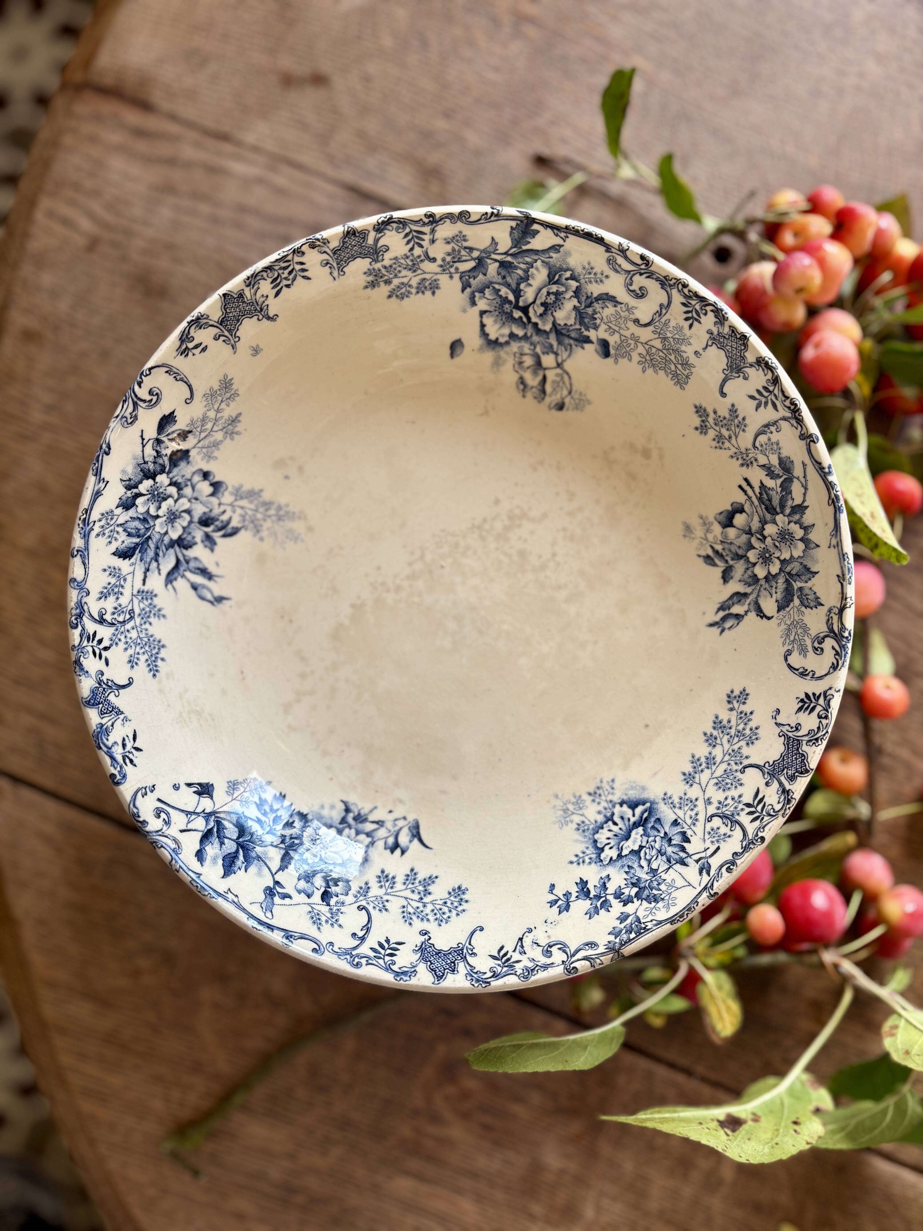 Antique ironstone fruit bowl - L'Oréal model by Boulanger