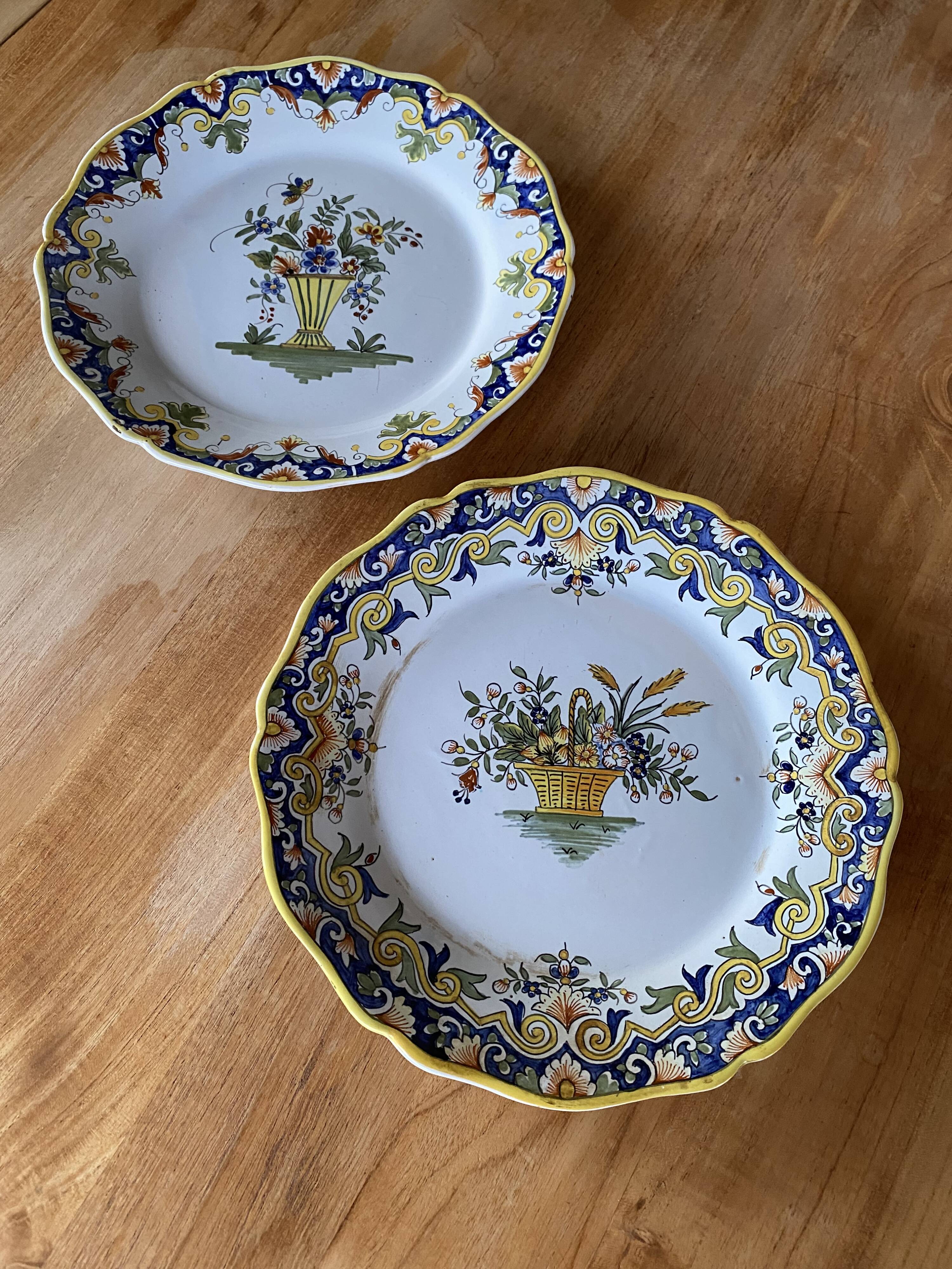 Lot de 2 assiettes décoratives en faïence de Desvres