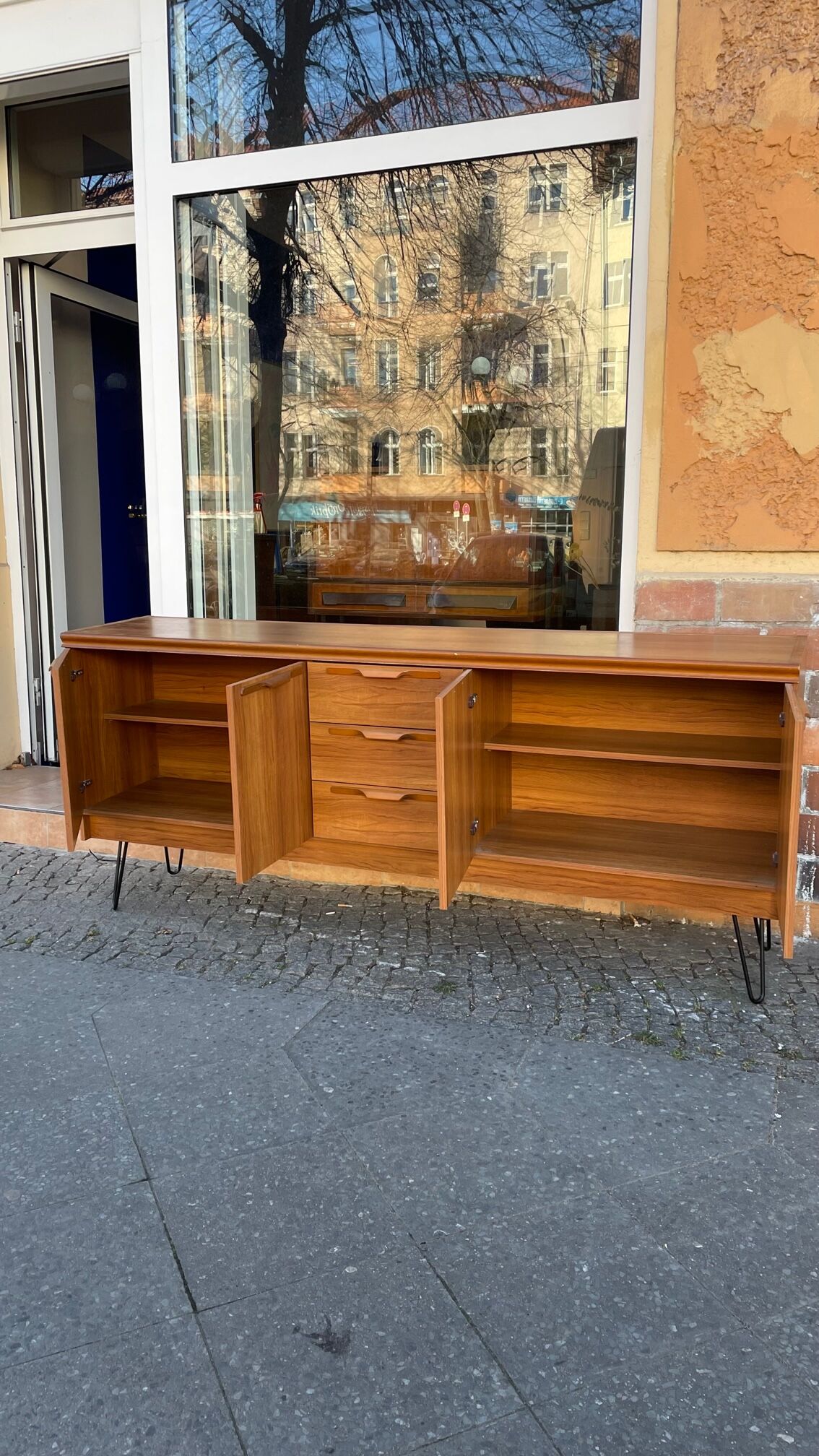 80s row with compass feet