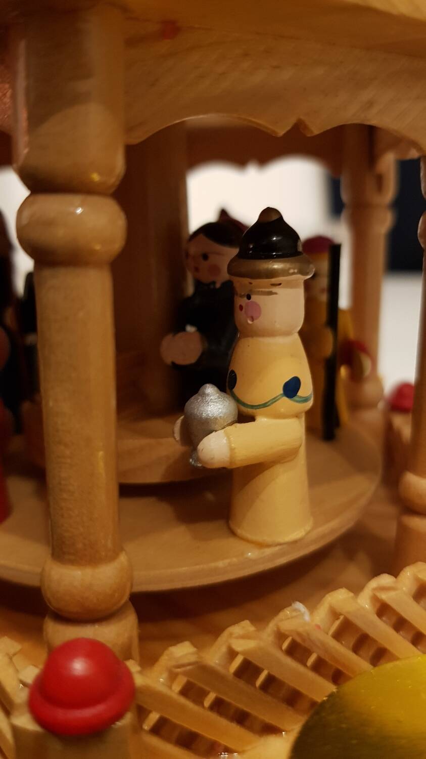 Pyramide carrousel de Noël en bois avec bougies