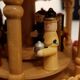 Pyramide carrousel de Noël en bois avec bougies