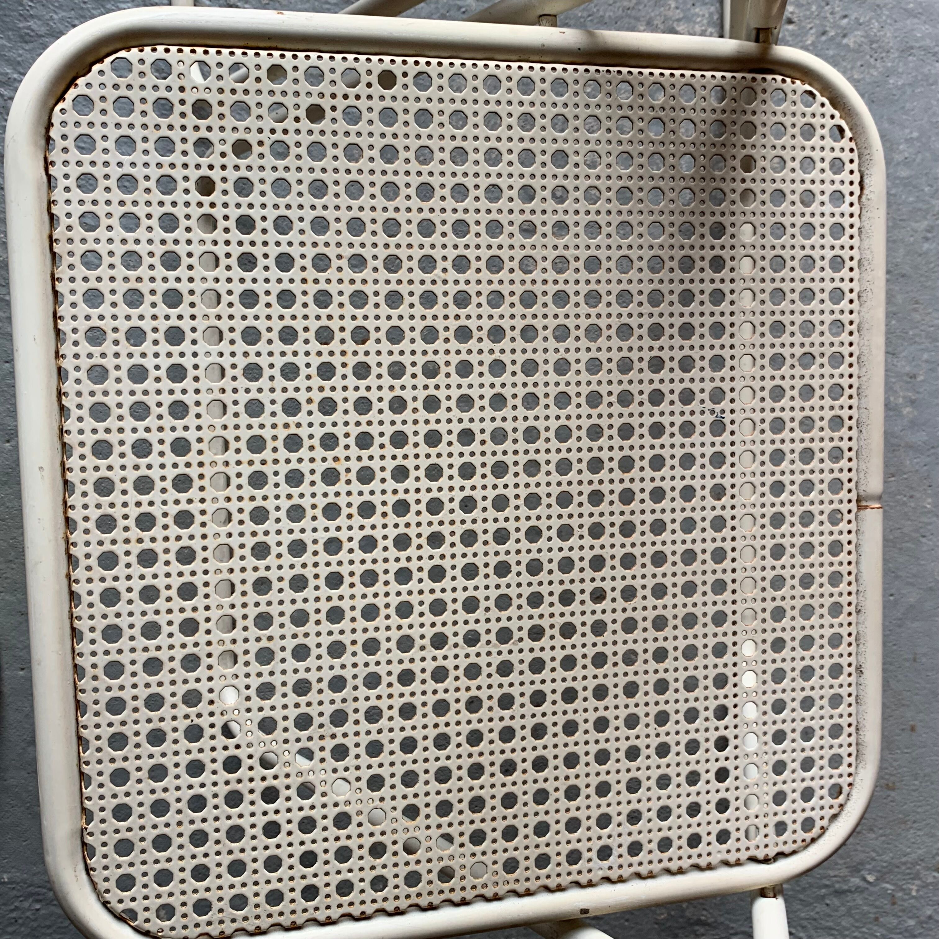 Set folding table and its 4 folding chairs perforated metal cream color - 70s