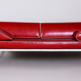 Canapé en cuir rouge fabriqué en Tchéquie des années 1930 par Vichr & Co