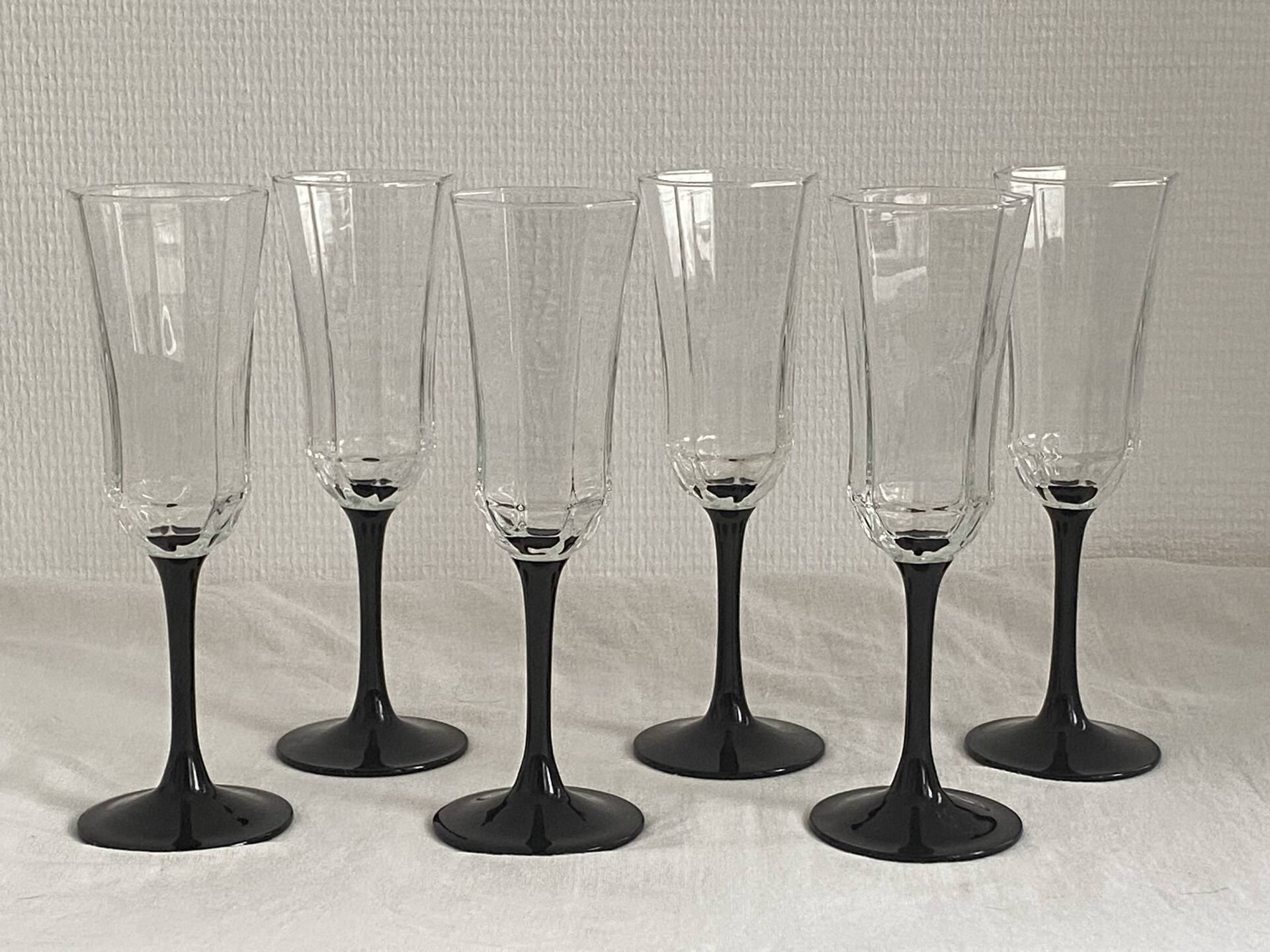 Set of 6 Octime champagne flutes in glass with black stem.