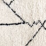 Beni Ouarain Moroccan Berber rug with black patterns