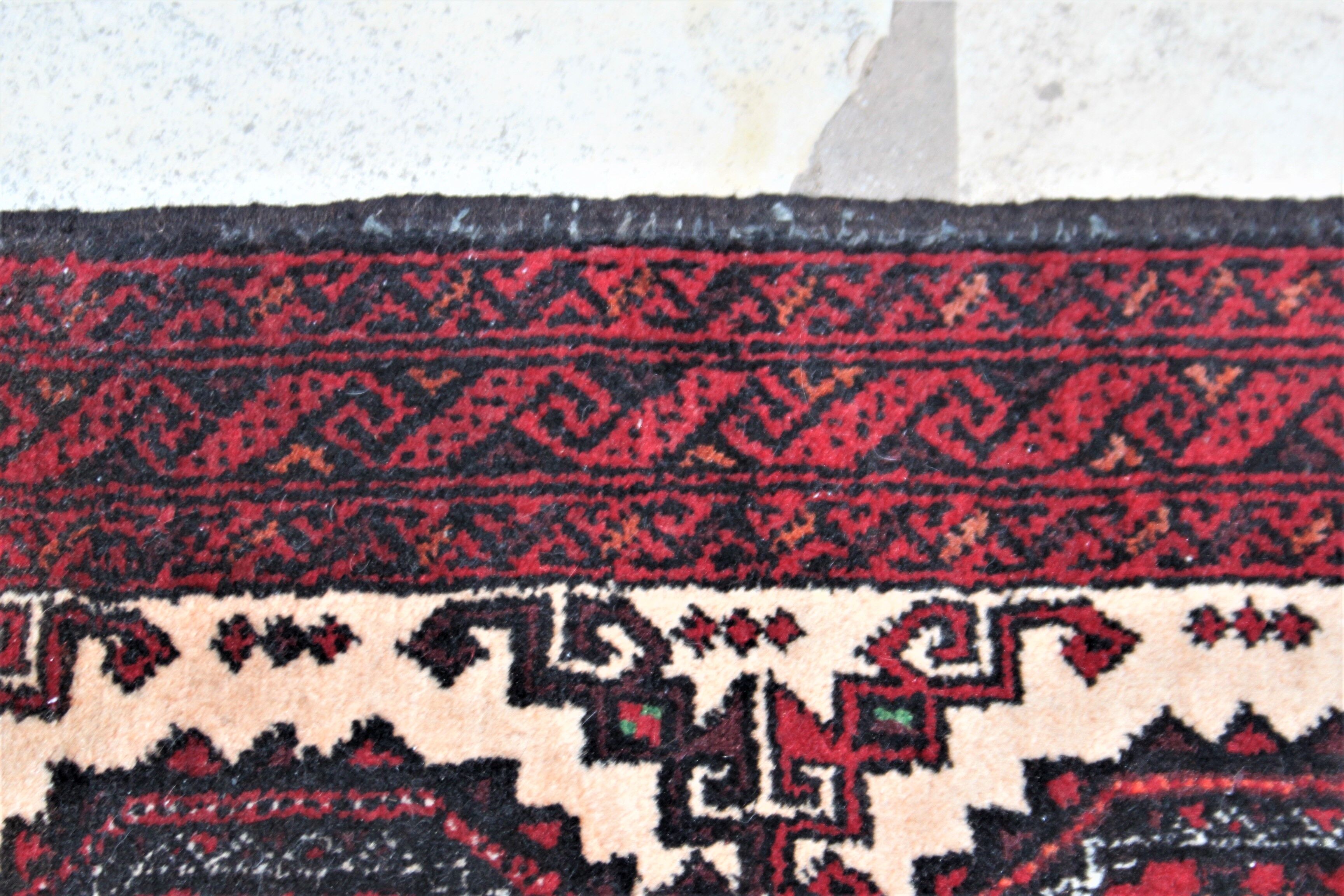 Ancient Persian carpet. 194 x 102 cm.