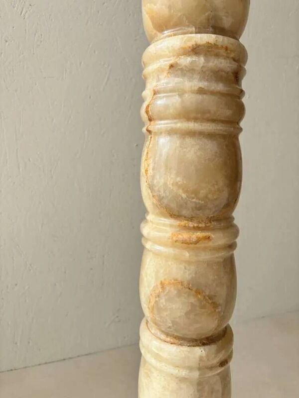 Rare lampe de sol en albâtre du milieu du siècle.