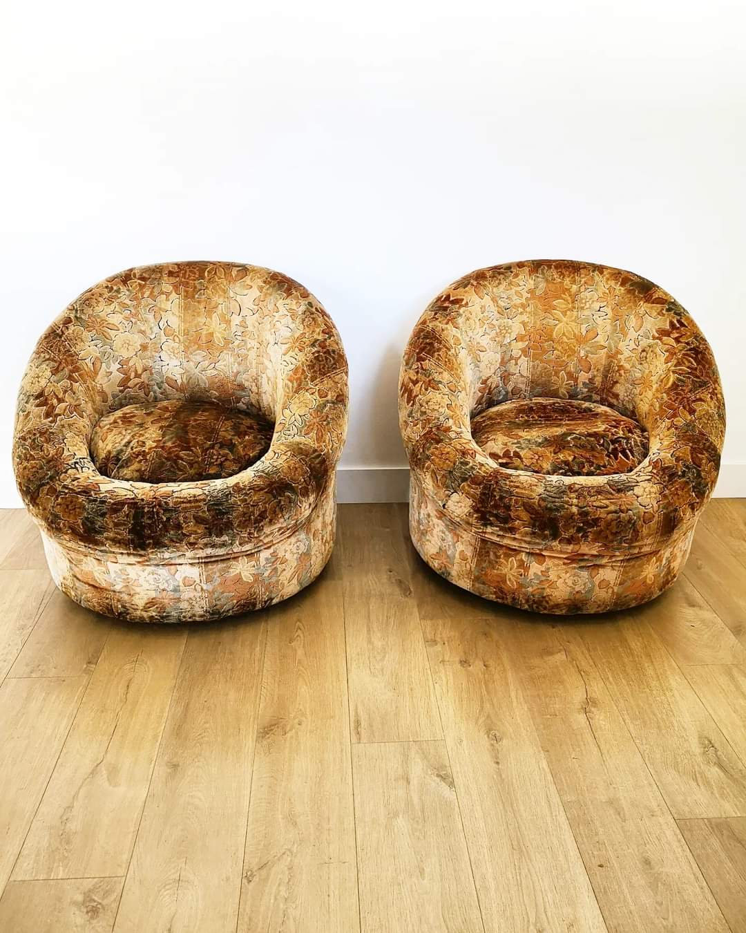 Pair of rounded armchairs in floral velvet