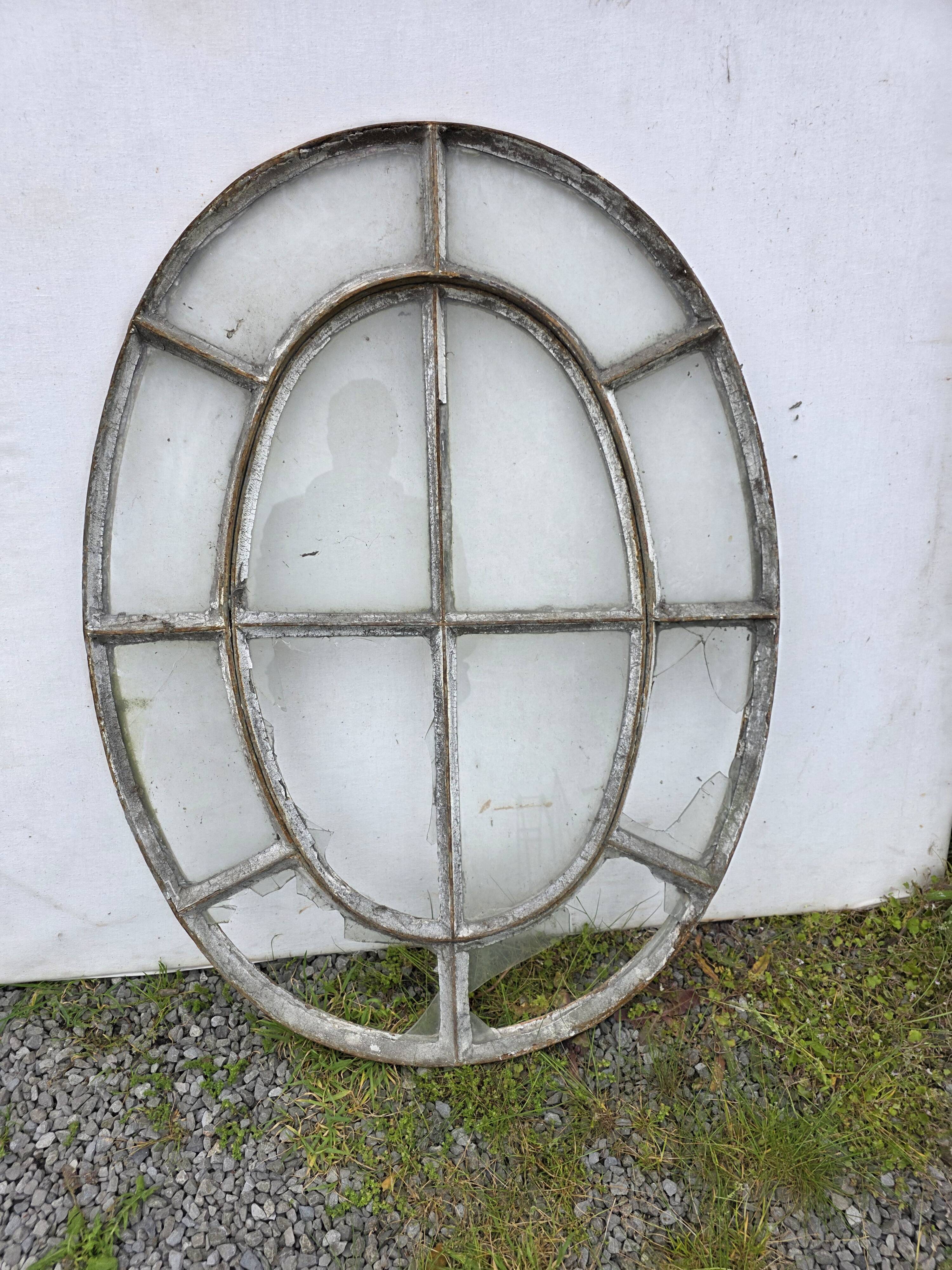 Bull's-eye window from the 19th century in iron (with opening).