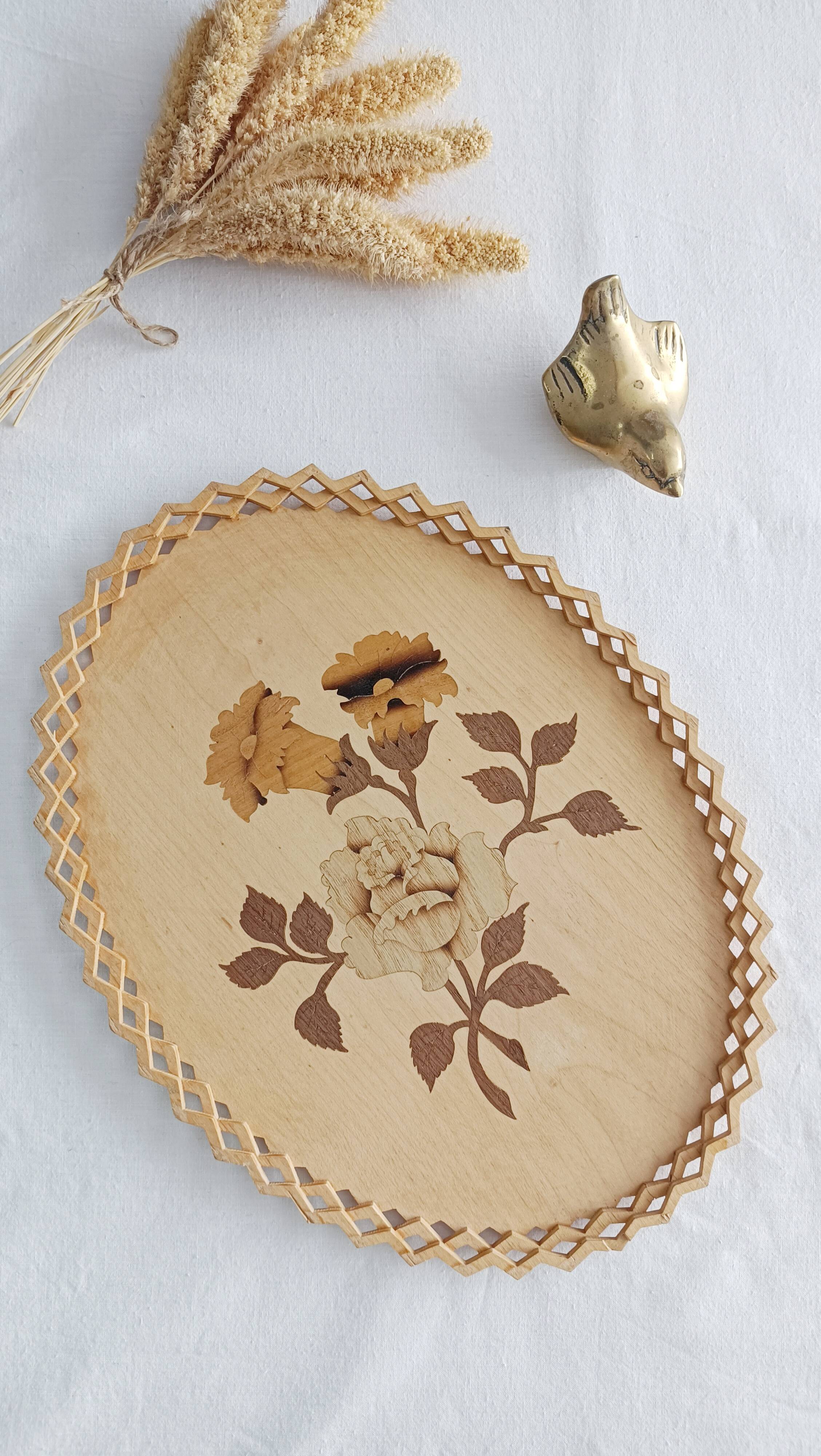 Plateau en bois, motif fleur