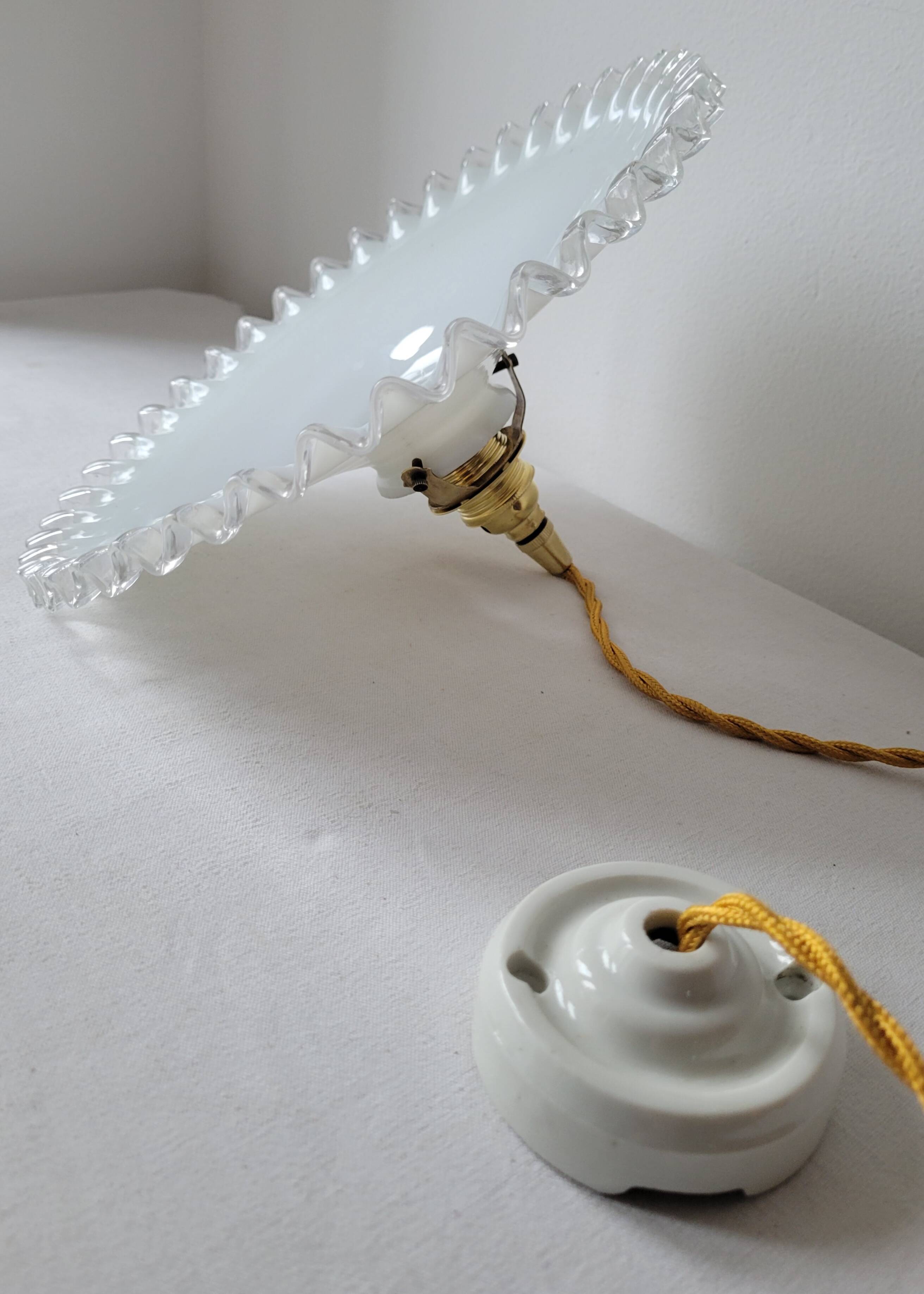 Pendant in serrated opaline