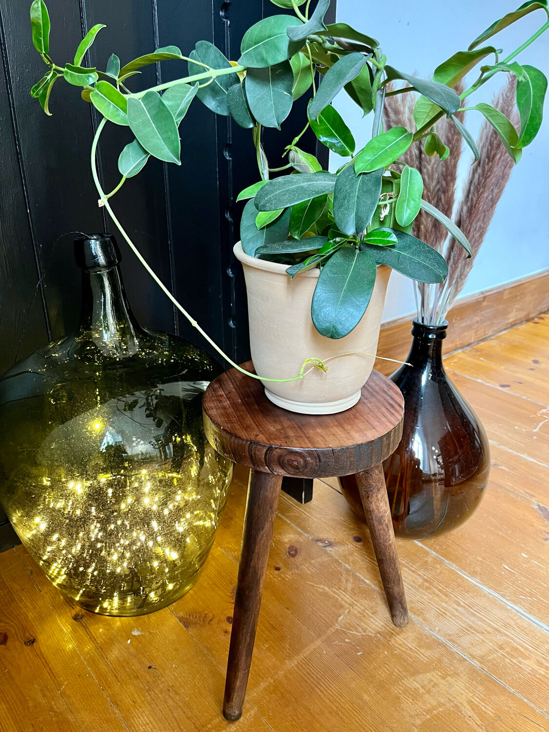 Tripod stool feet compass