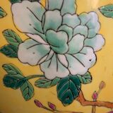 Vase en porcelaine et émaux flore et oiseaux sur fond jaune XIXe China