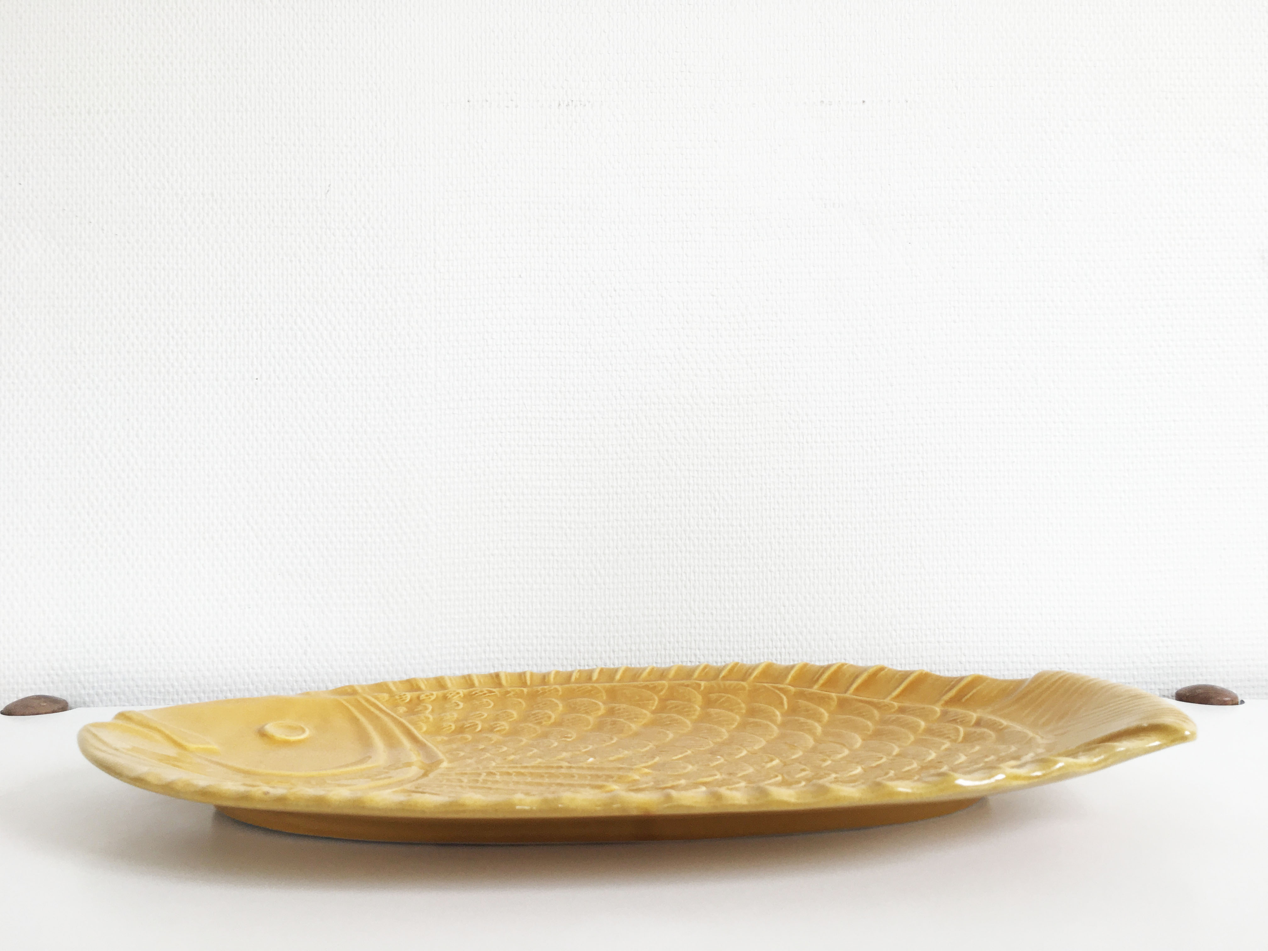 Plat jaune poisson céramique esprit Sarreguemines