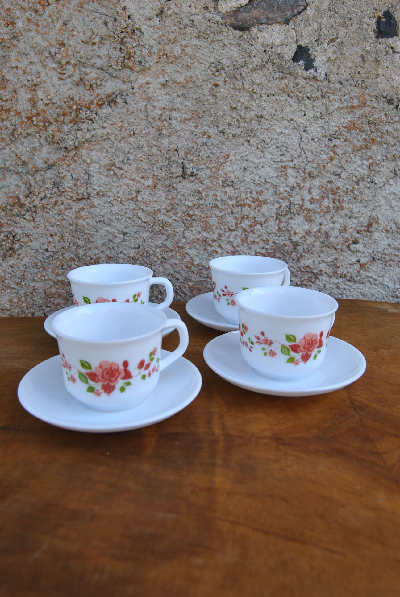 Series of 4 cups et under cups pink patterns Arcopal 80s