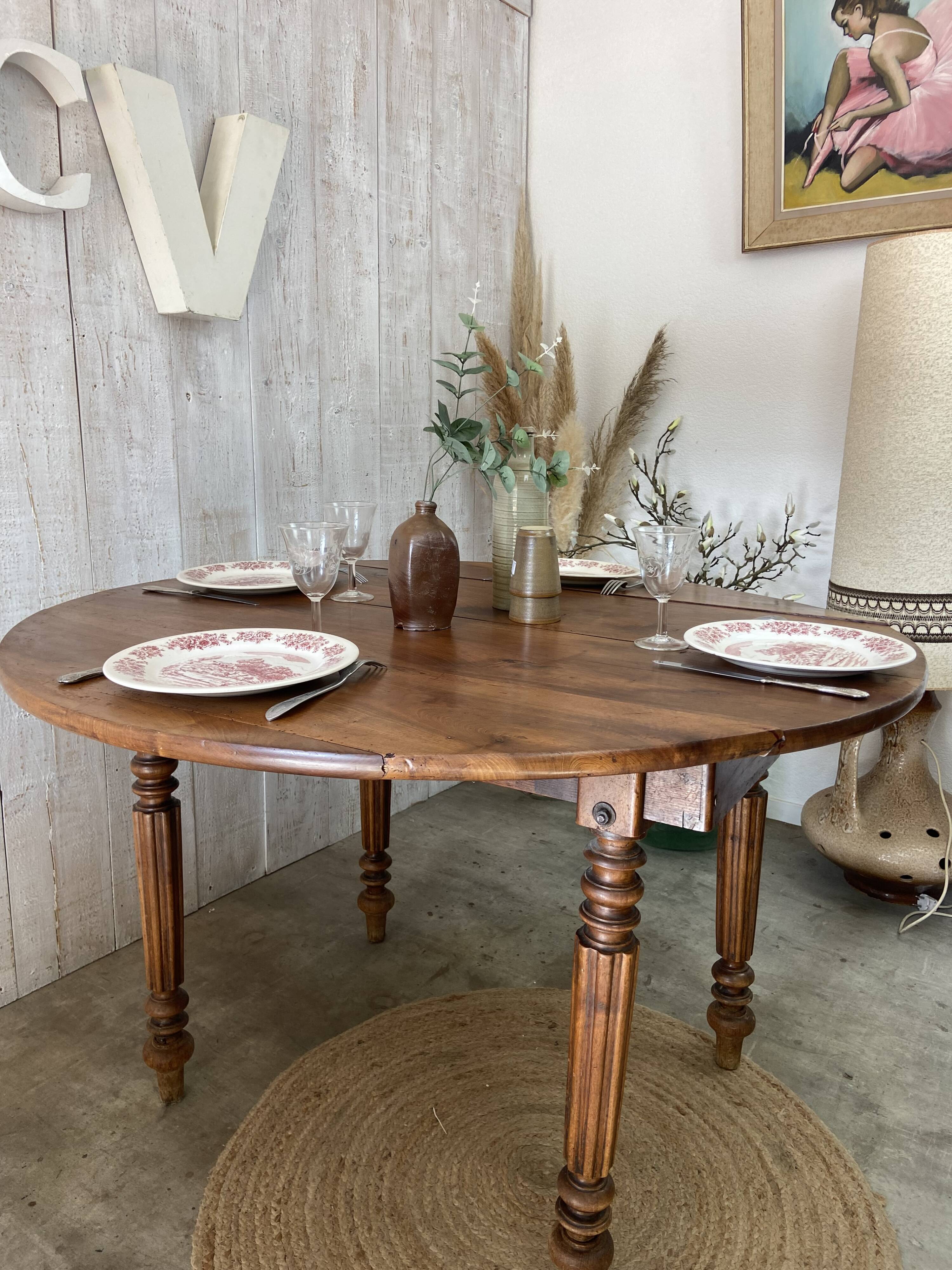 Extendable country table