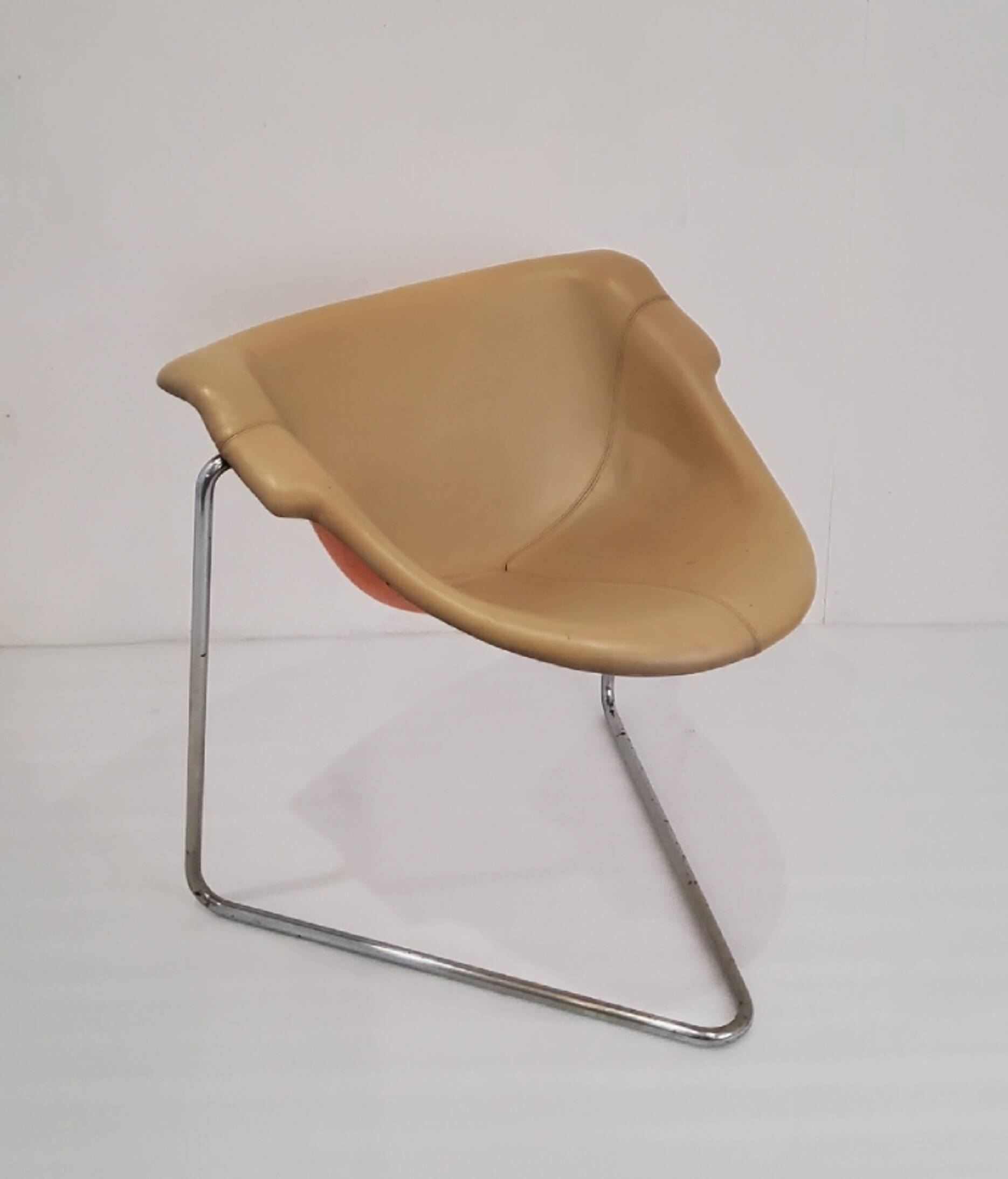 "Pussycat" chair design by Kwok Hoi Chan in leather