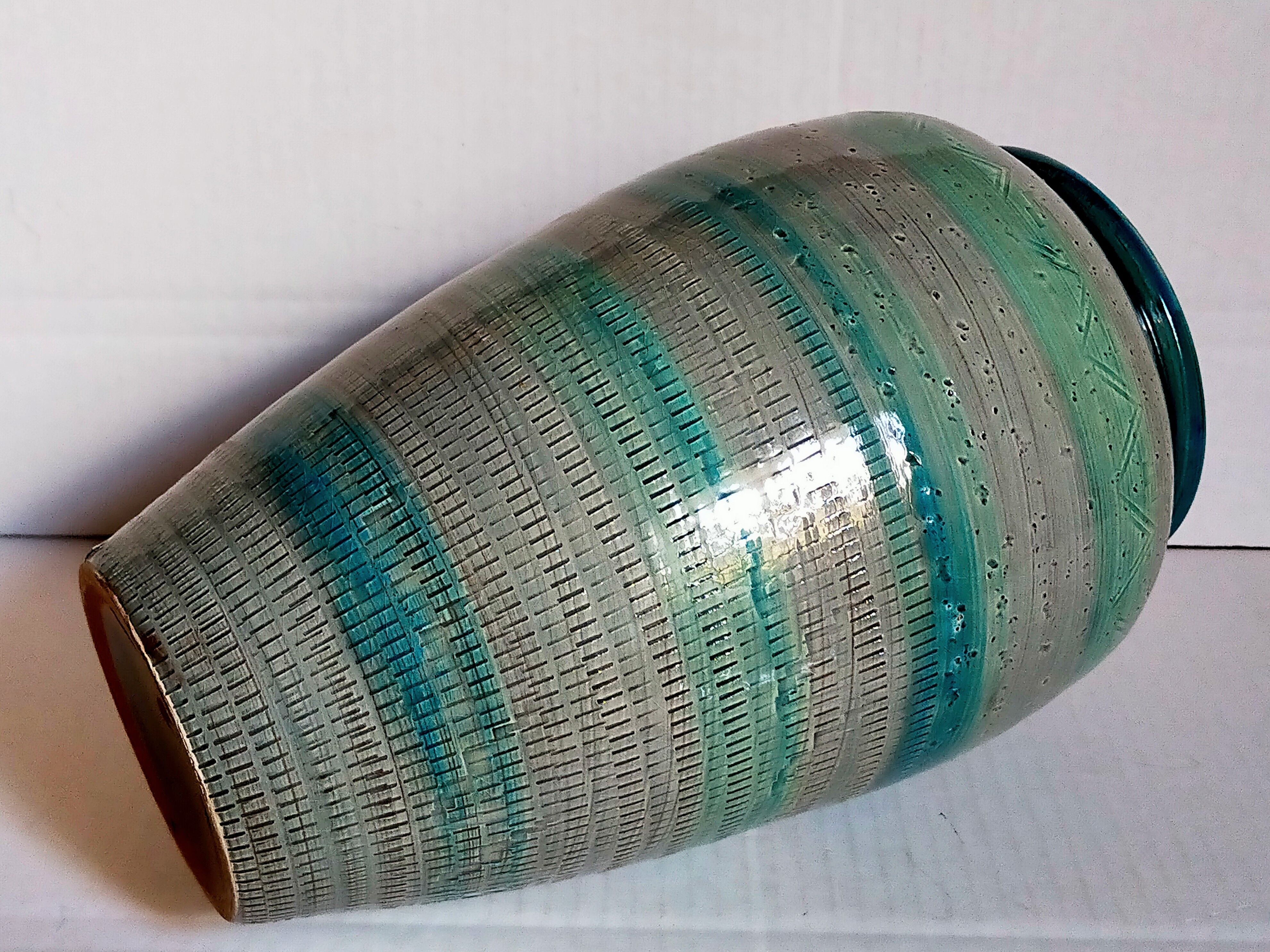 Ceramic vase scarified with gray-blue enamel