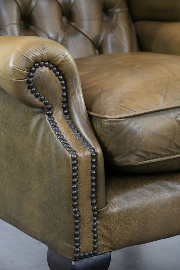 Fauteuil à oreilles Chesterfield en cuir vachette vert mousse de style anglais.