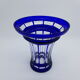 Vase en cristal taillé bleu cobalt