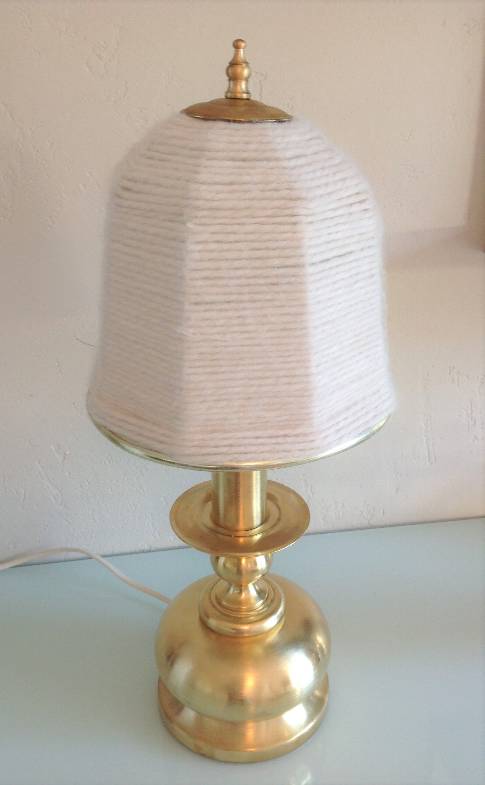 Lampe en laiton brossé et abat jour en laine  ecru  vintage années 70