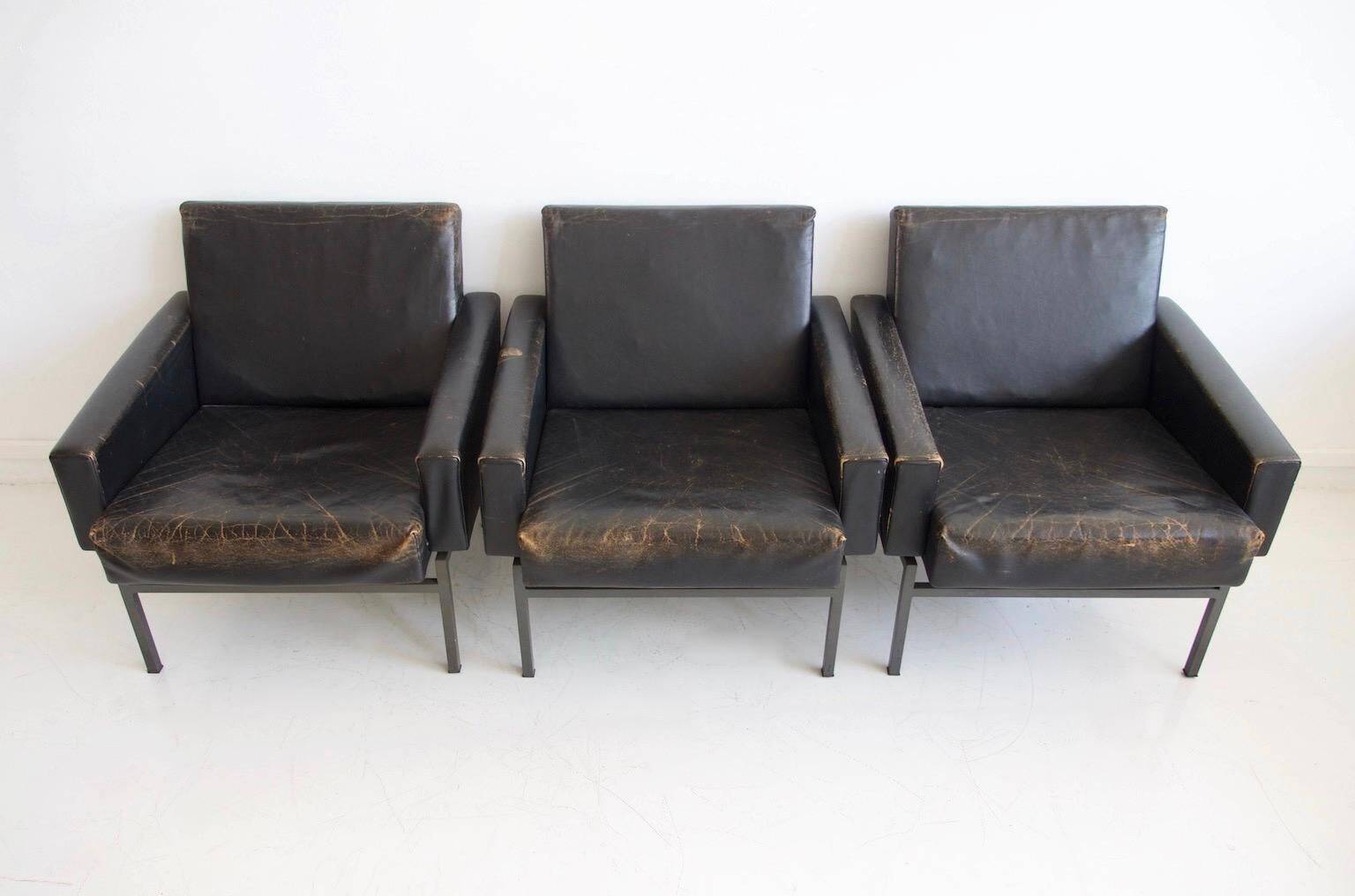 Ensemble de trois fauteuils minimalistes en cuir par COR
