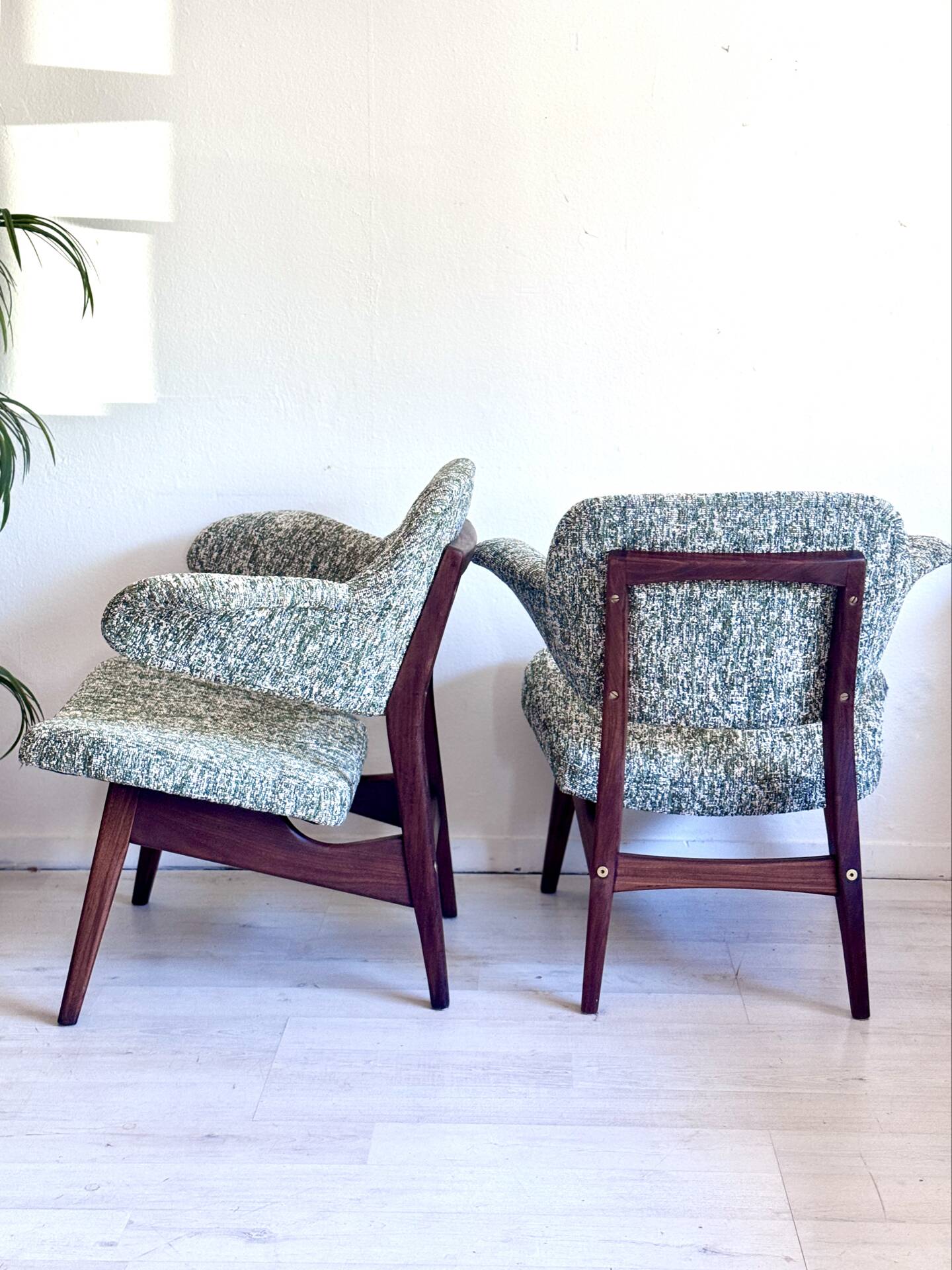 Ensemble de deux chaises Penguin Louis van Teeffelen des années 1960.