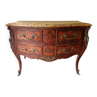 Commode de style Louis XV en marqueterie de bois de rose et palissandre