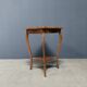 Table d'appoint en bois sculpté antique et élégant