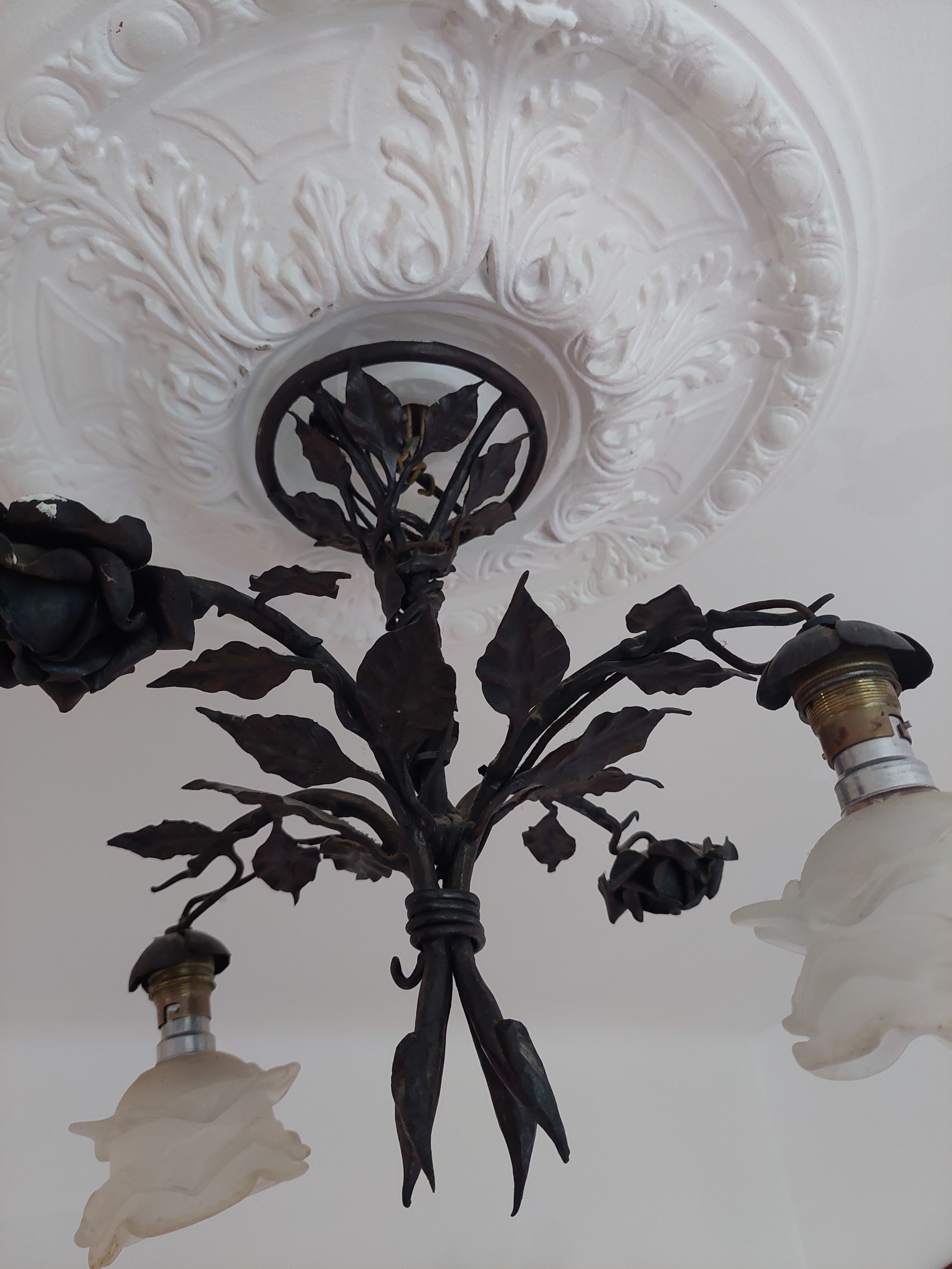 Chandelier with wrought iron and glass rose patterns