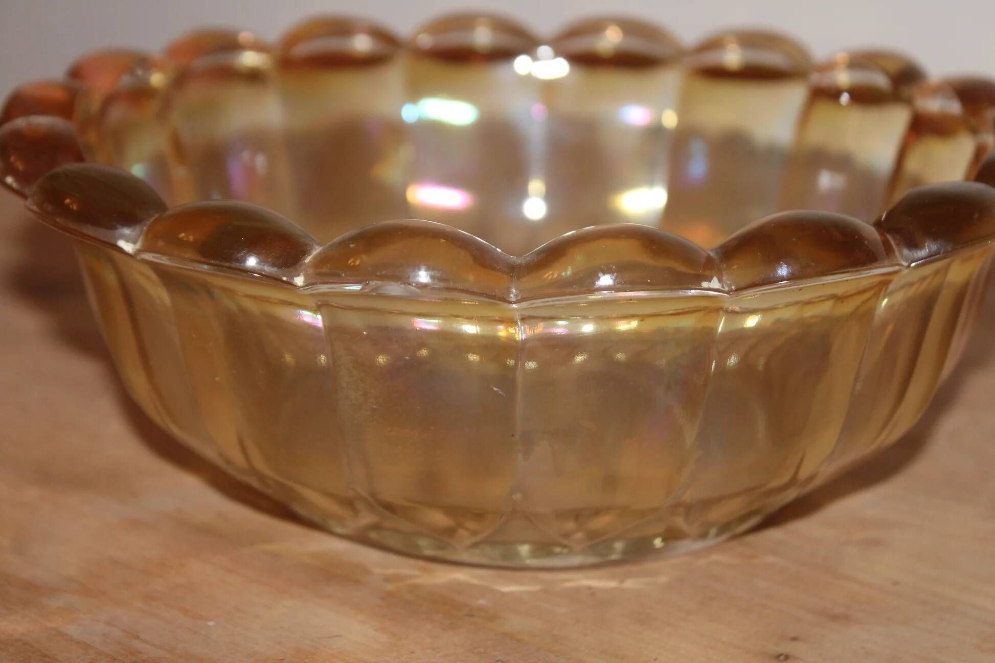 Large vintage iridescent amber glass bowl – Scalloped edge – Ø 23 cm