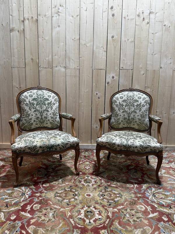 Paire de larges fauteuils de style Louis XV