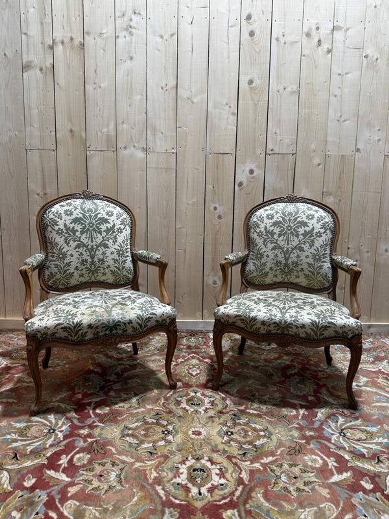 Paire de grands fauteuils de style Louis XV