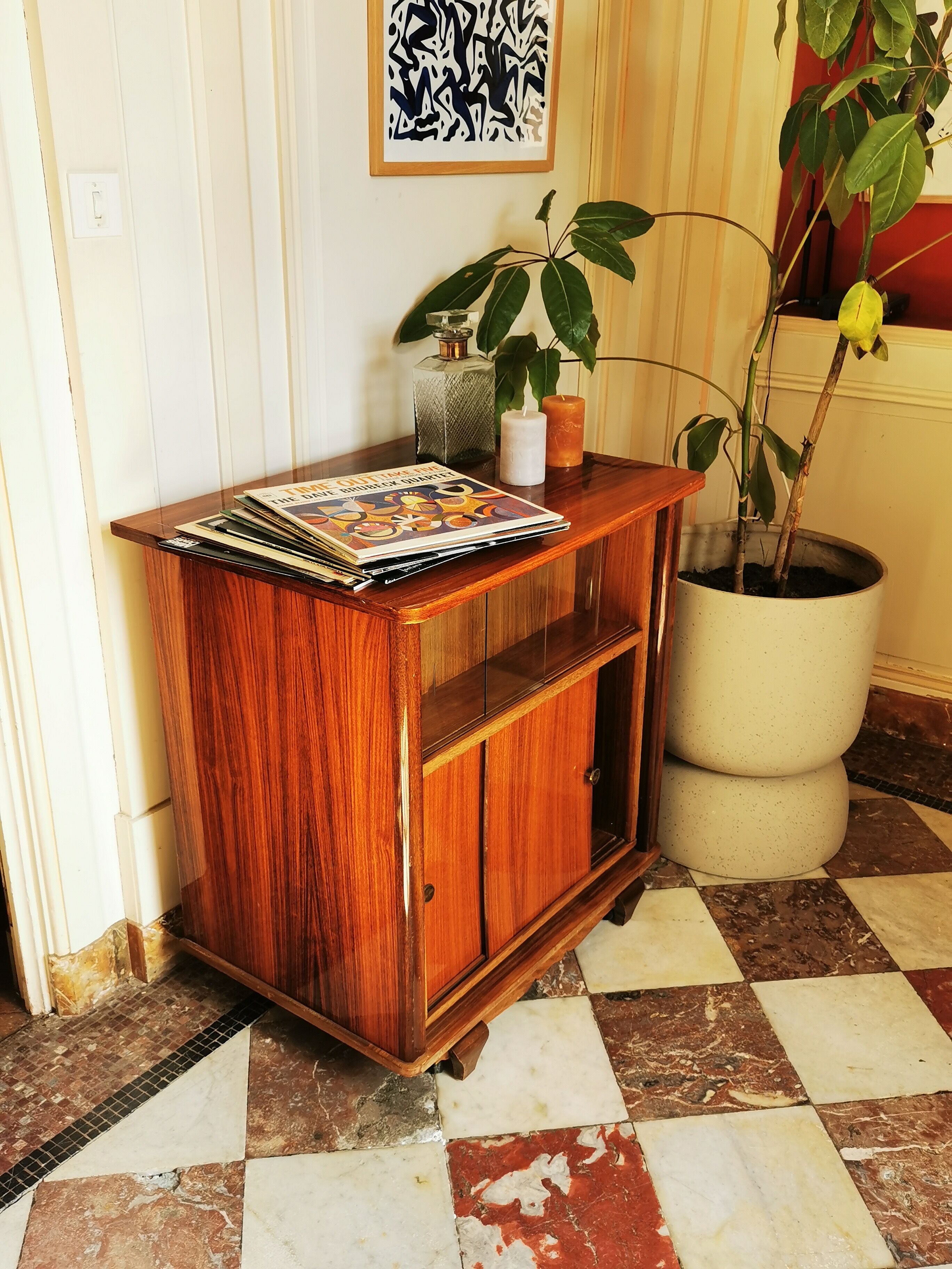 Furniture bar pivotant