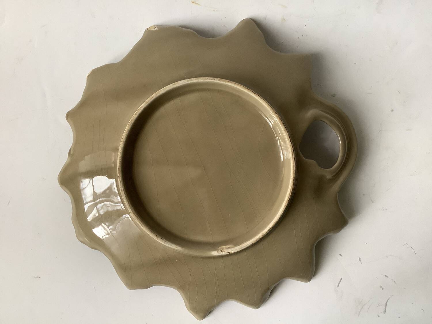 Ceramic leaf pocket emptier
