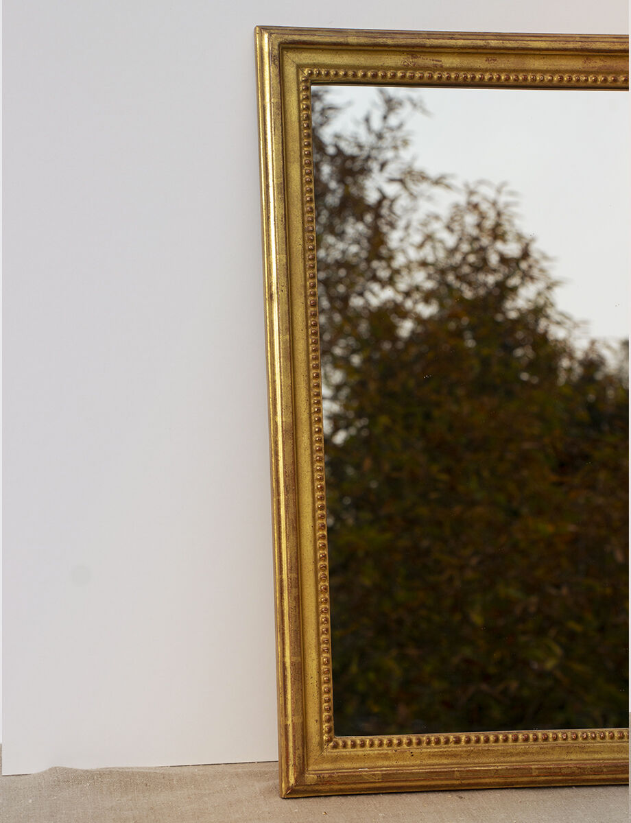 Miroir en bois doré avec moulure perlée - 70x46cm