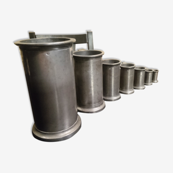 Set of 7 mugs of old-style tin measurements