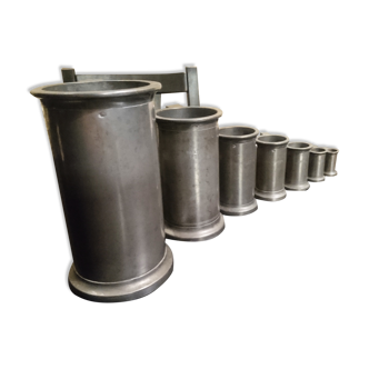 Set of 7 mugs of old-style tin measurements