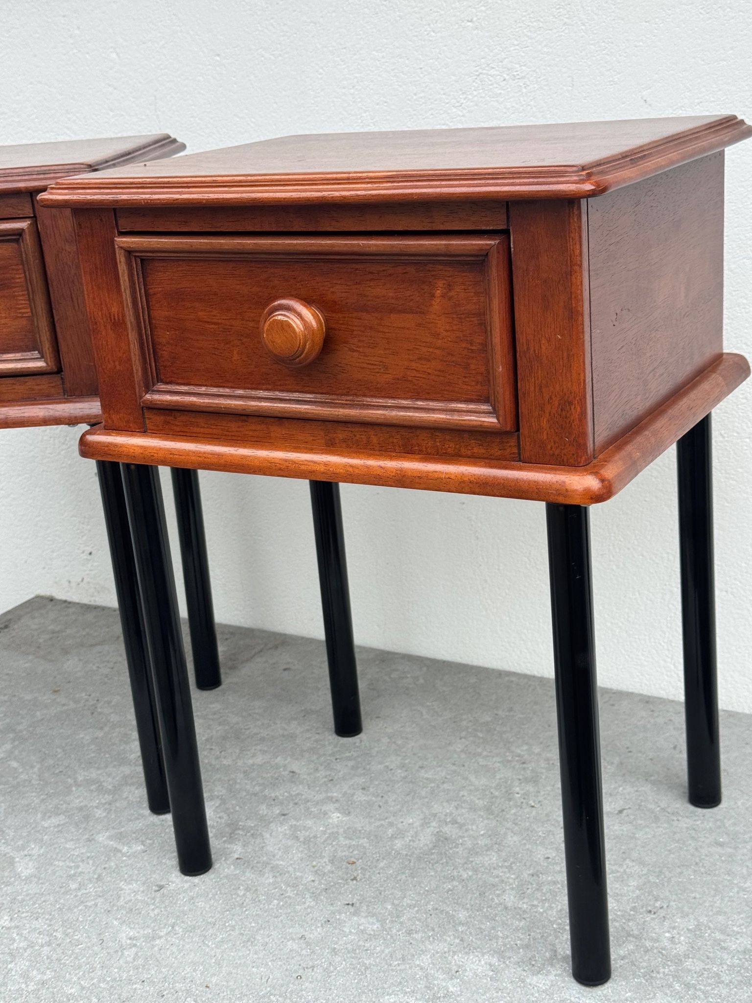 Paire de tables de nuit en chêne vintage