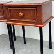 Paire de tables de nuit en chêne vintage