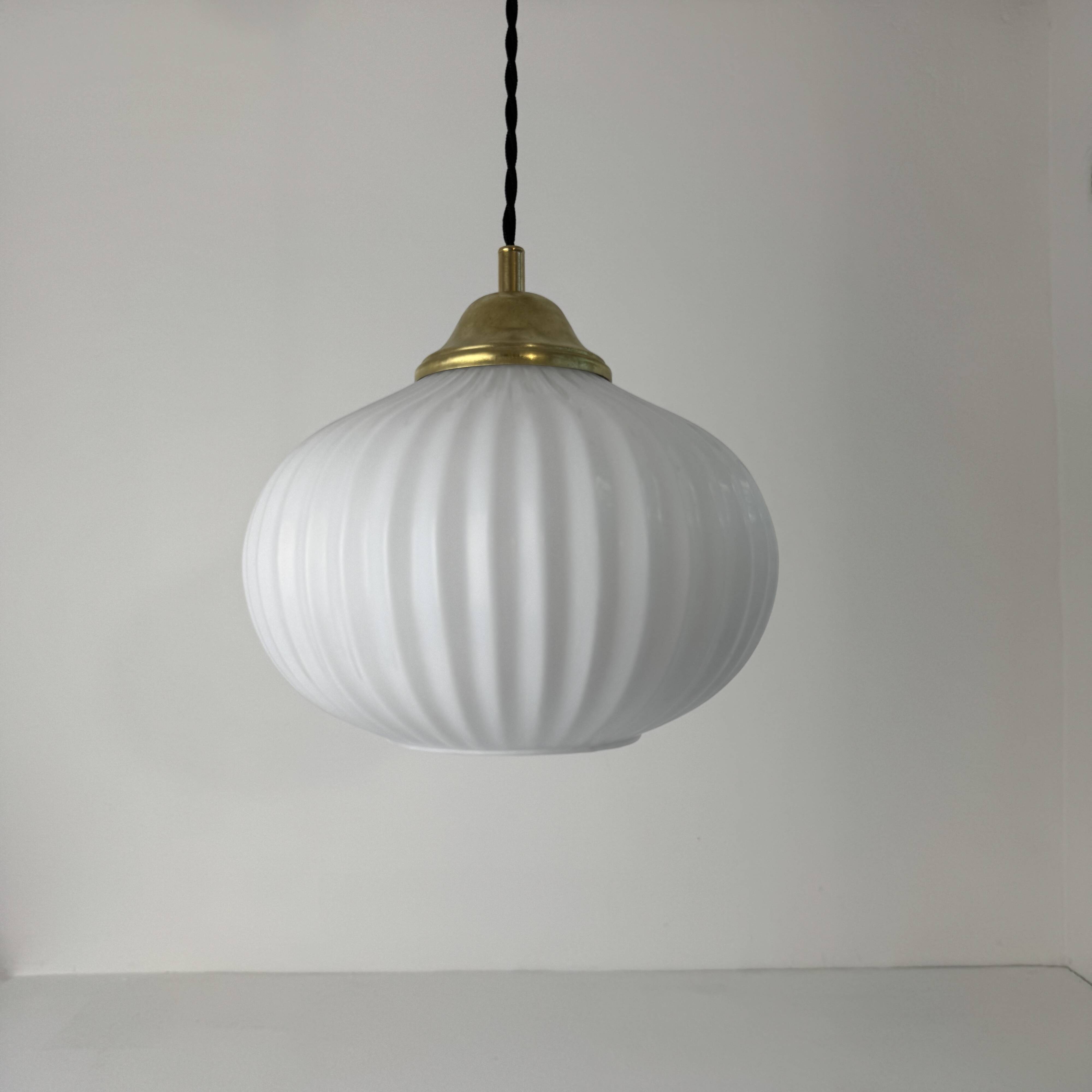 Vintage fluted opaline suspension light