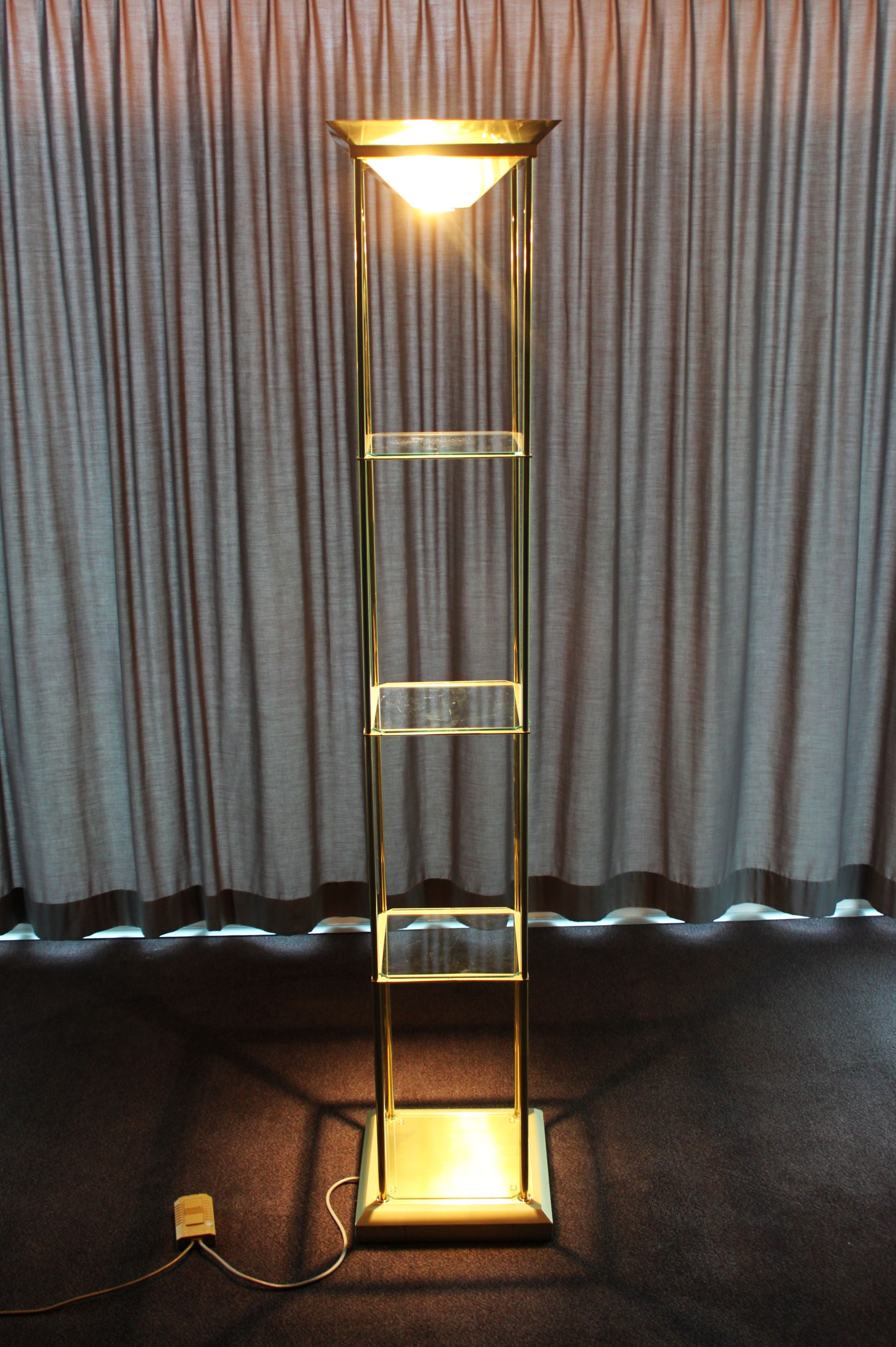 Deknudt House showcase lamppost