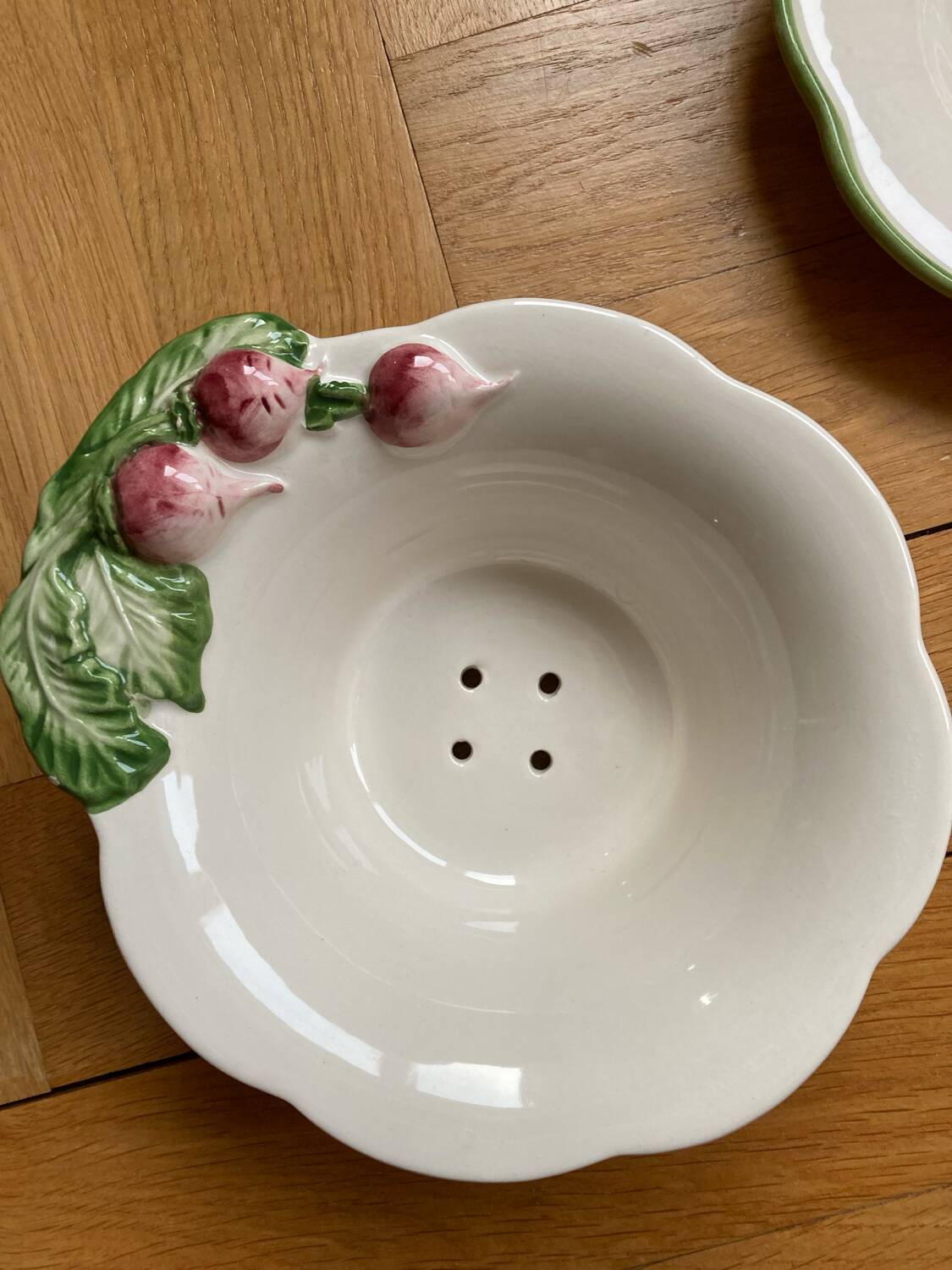 Fg Radish Barbotine Drainer Bowl