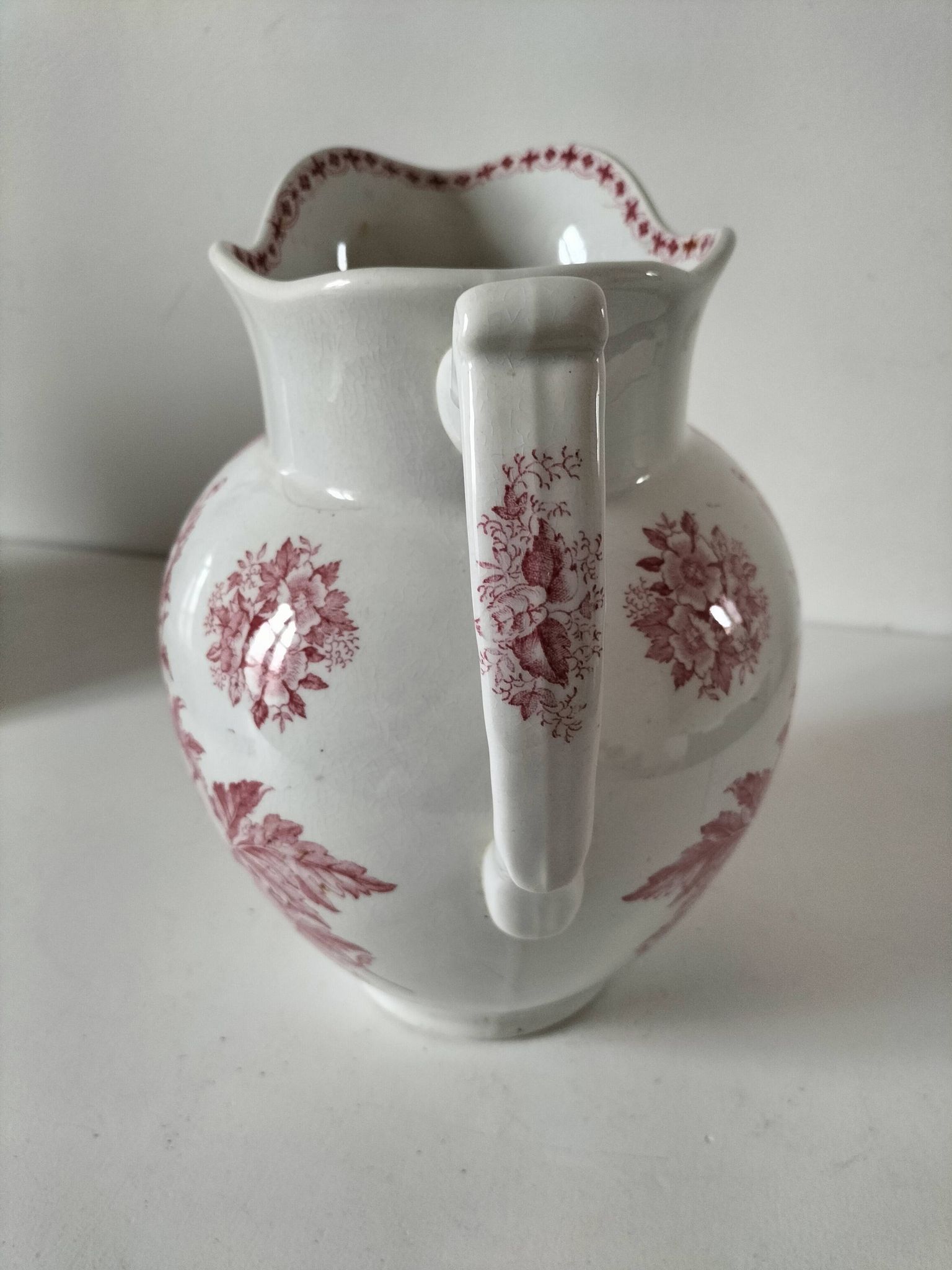 Grand broc en faïence – Faïencerie d’Onnaing (Nord), décor “Pavots”