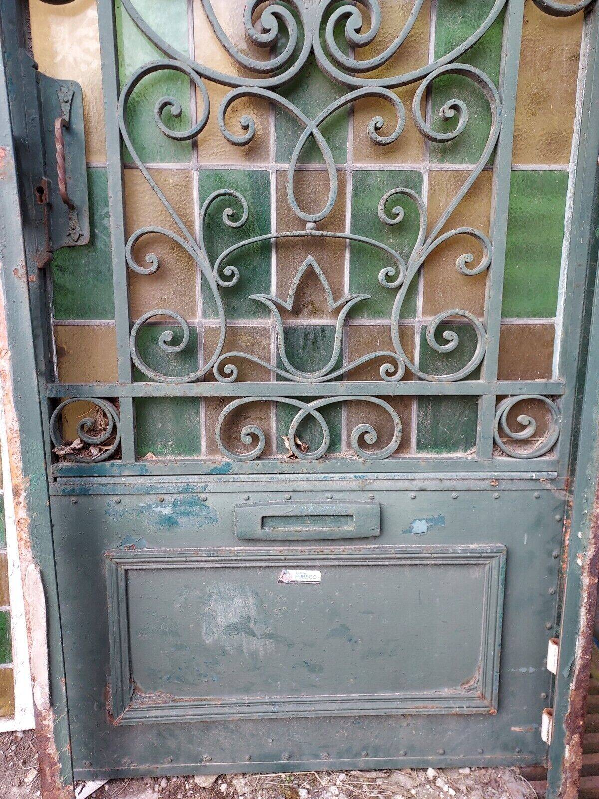 porte d'entrée en fer forgé avec des vitraux