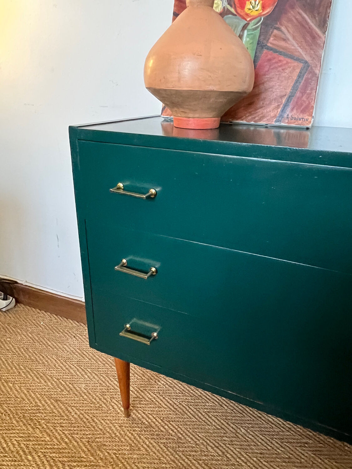 Commode vintage verte poignées dorées et pieds fuseaux