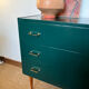 Commode vintage verte poignées dorées et pieds fuseaux