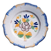Eighteenth-century earthenware plate with floral decoration.