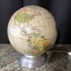 Globe terrestre lumineux Perrina en verre